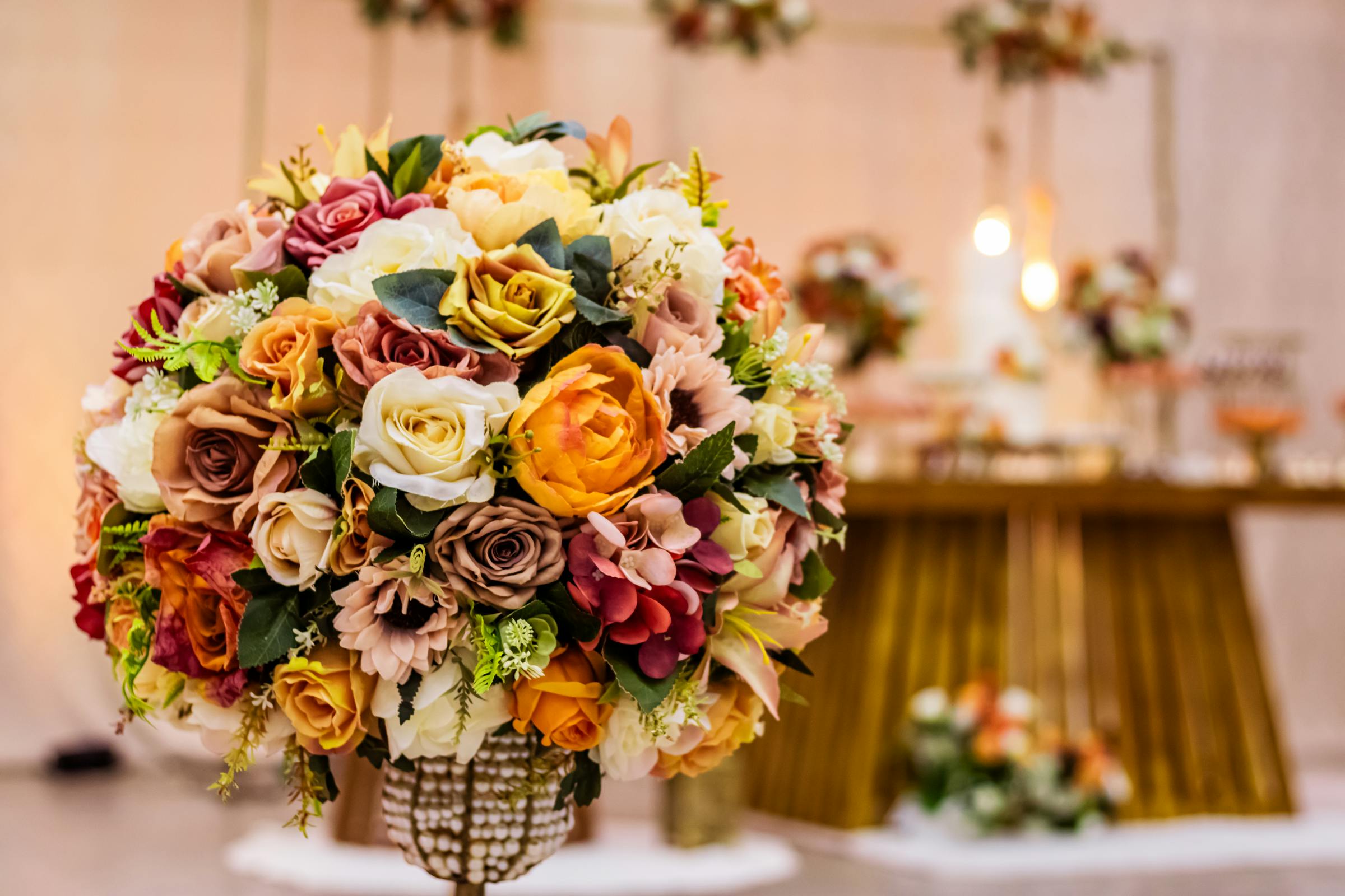 Elegante florale Tischdekoration